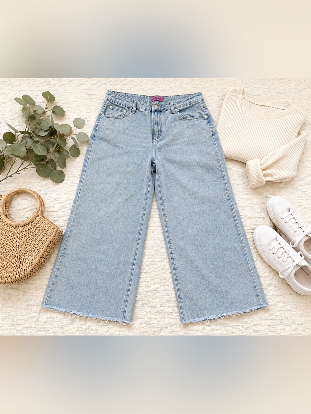 Edikted Light Wash Wide Leg Cropped Raw Hem Jeans Size Large.